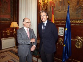 En la imagen, Cristóbal Montoro e Iñigo de la Serna tras la reunión mantenida esta mañana.